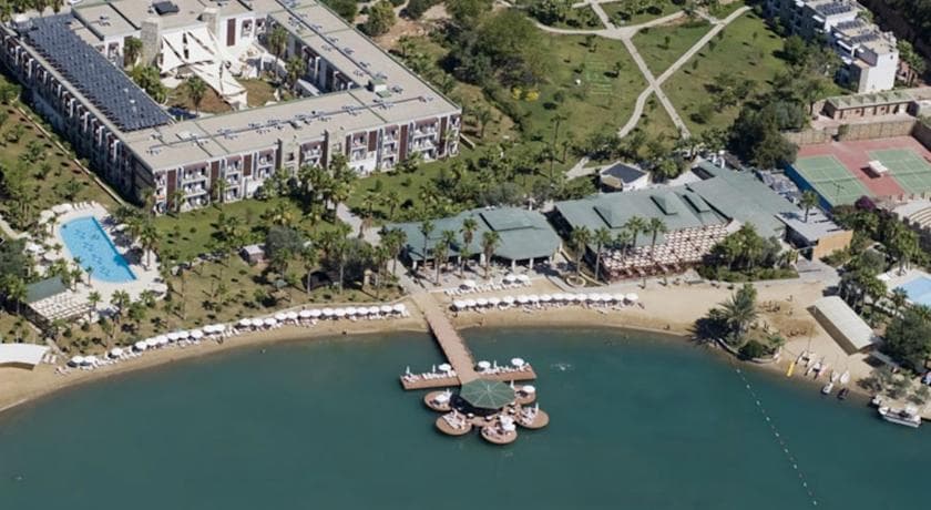 Crystal Green Bay Resort & Spa