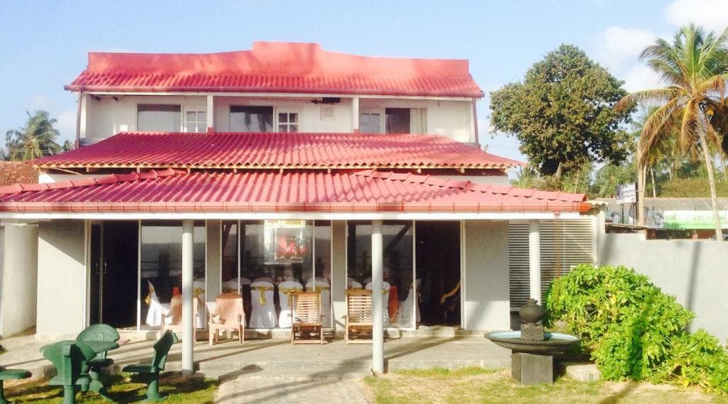 Rainbow Beach Hotel