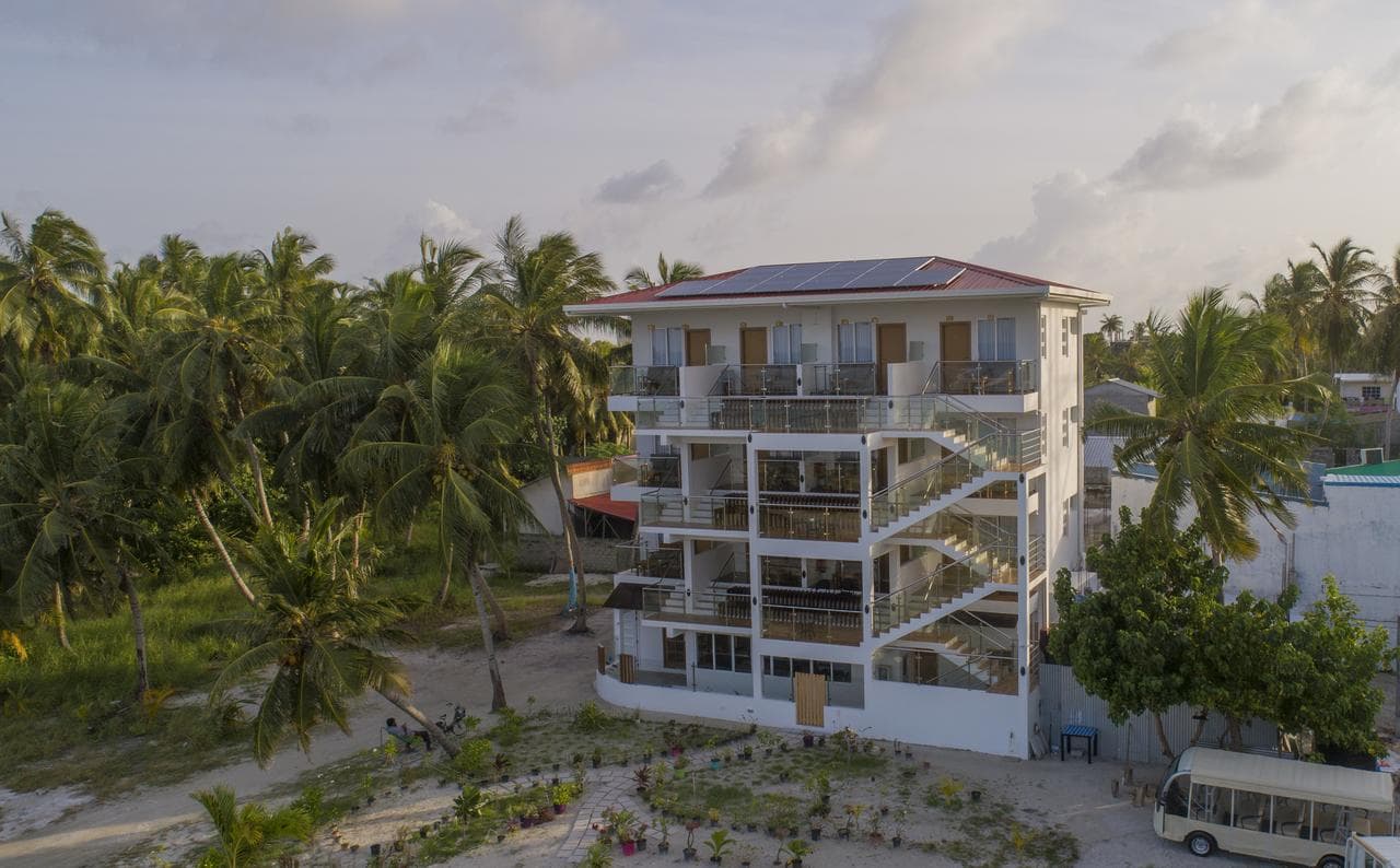 Reef Edge Thulusdhoo Guest House