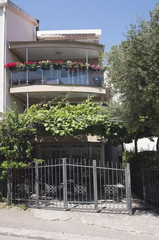Egon Apartments
