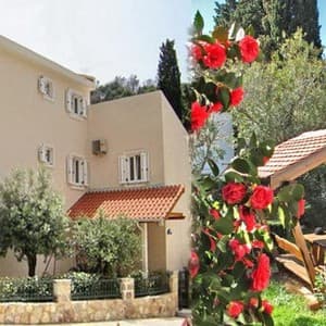 Maris Apartments