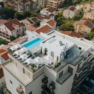 Infinity Hotel & More