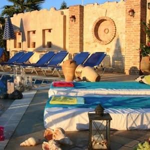 Golden Bay Studios & Apartments