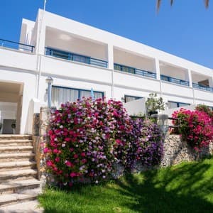 Готель Vrachia Beach Resort — Пафос, Кіпр