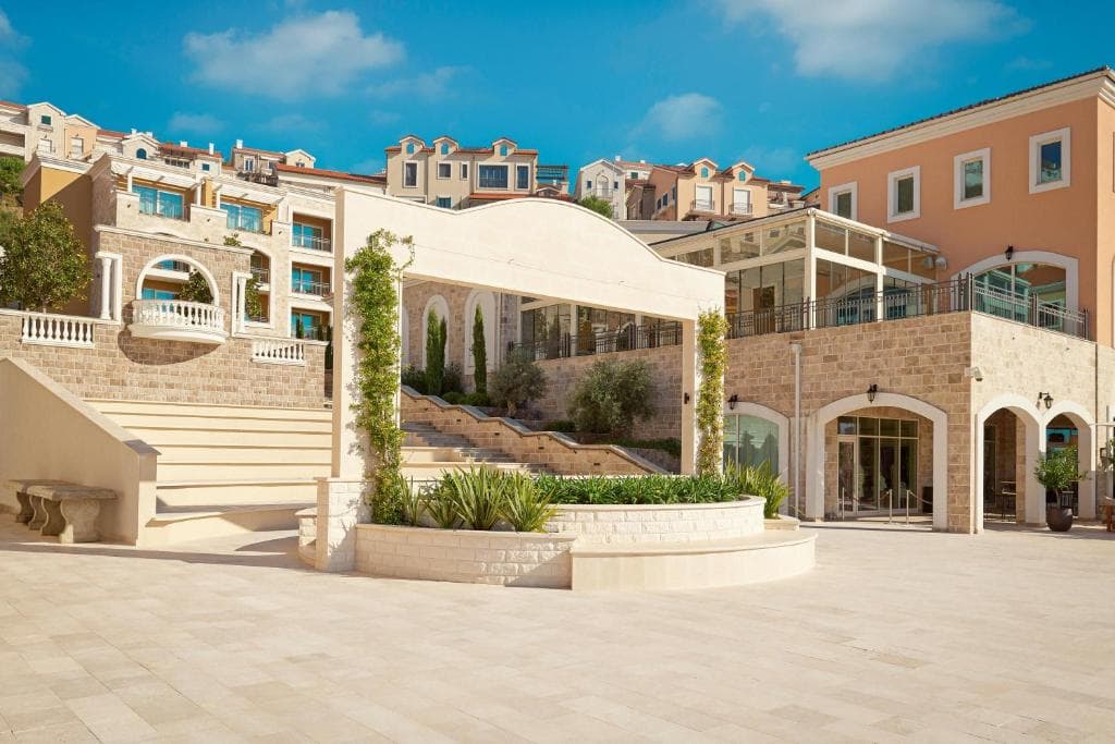 Chedi Lustica Bay Hotel