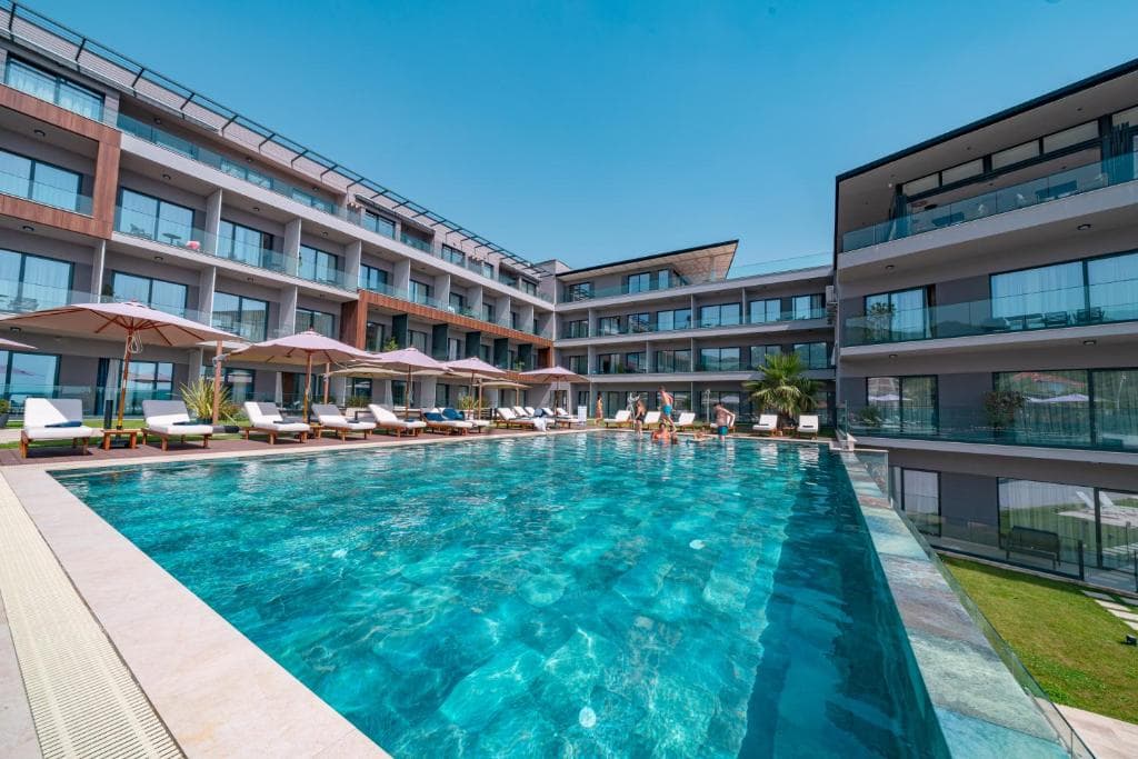 Royal Blue Resort & Residences Kavac