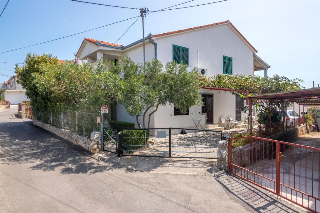 Ruza Apartment & Rooms