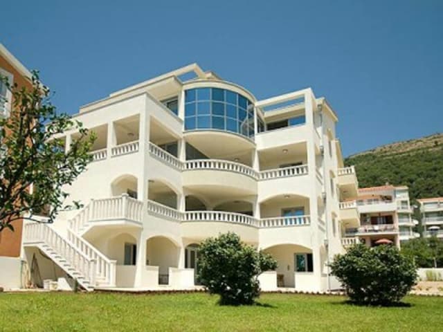 V Lux Villa