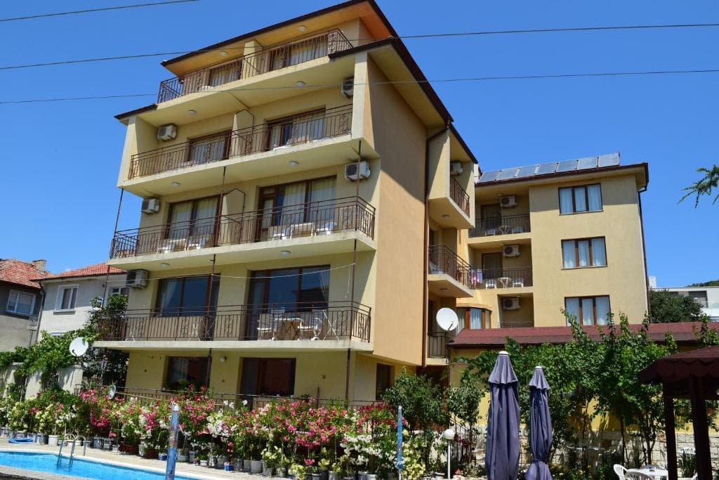 Chris Hotel