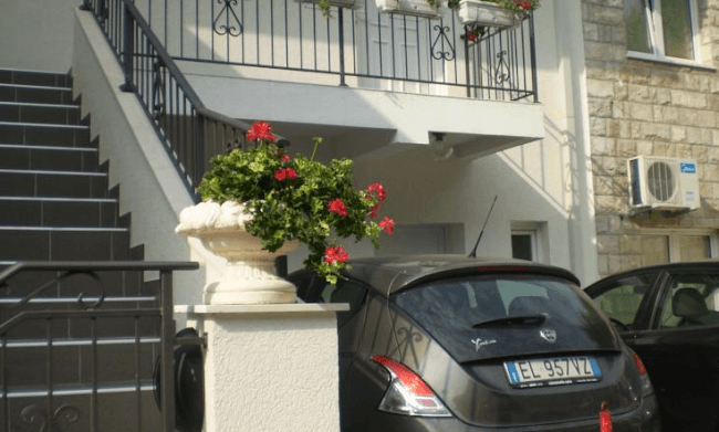 Leut Apartments